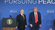 Tổng thống Mỹ Donald Trump (phải) và Tổng thống Nga Vladimir Putin trong cuộc họp báo chung tại Căn cứ Elmendorf-Richardson ở Anchorage, bang Alaska (Mỹ) ngày 15/8/2025. 