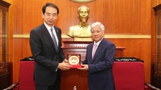 Đồng chí Đỗ Văn Chiến, Ủy viên Bộ Chính trị, Bí thư Trung ương Đảng, Chủ tịch Ủy ban Trung ương Mặt trận Tổ quốc Việt Nam tặng quà Đại sứ Trung Quốc tại Việt Nam Hà Vĩ.