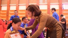 Trao trao Bằng khen cho thanh niên khuyết tật trong Chương trình. Ảnh: Hạnh Quyên