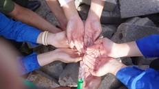 Tại điểm trường Pom Khuông, từ nay cô trò cũng sẽ không còn phải lo cảnh thiếu nước triền miên khi nước sạch đã được dẫn về từ bản và bể nước sinh hoạt được lắp đặt. Nguồn nước ổn định không chỉ cải thiện điều kiện sinh hoạt, mà còn giúp thay đổi bộ mặt trường lớp.