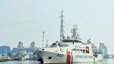 Tàu Cảnh sát biển Việt Nam CBS 8001 tiến vào cảng Tanjung Priok Port, Indonesia. Ảnh: Văn Phong