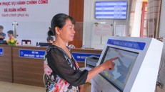 Người dân bấm số thứ tự để làm thủ tục hành chính tại Trung tâm phục vụ hành chính công xã Xuân Hồng, Ninh Bình. Ảnh: Công Luật