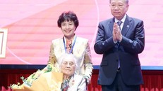 Tổng Bí thư Tô Lâm trao danh hiệu Anh hùng Lao động cho đồng chí Nguyễn Thị Bình, nguyên Ủy viên Trung ương Đảng, nguyên Phó Chủ tịch nước, nguyên Bộ Trưởng Bộ Ngoại giao Chính phủ cách mạng lâm thời Cộng hòa miền Nam Việt Nam. Ảnh: Thống Nhất