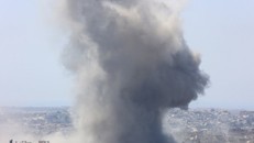 Khói bốc lên sau cuộc không kích của Israel xuống Dải Gaza.