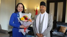 Phó Tổng thống Nepal tặng hoa Phó Chủ tịch nước Võ Thị Ánh Xuân. Ảnh: Ngọc Thúy
