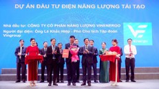 Ông Lê Khắc Hiệp - Phó Chủ tịch Tập đoàn Vingroup (đứng giữa) nhận biên bản thỏa thuận hợp giữa Công ty cổ phần Năng lượng VinEnergo với UBND tỉnh Gia Lai.