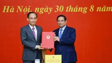 Thủ tướng Phạm Minh Chính trao quyết định bổ nhiệm ông Lê Hoài Trung, Bí thư Trung ương Đảng, nguyên Chánh Văn phòng Trung ương Đảng giữ chức Quyền Bộ trưởng Bộ Ngoại giao. Ảnh: Dương Giang