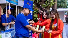 Vinamilk trân trọng trao những món quà dinh dưỡng. Ảnh: Vi Nam