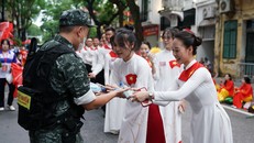 Tiếp nước giữa giờ làm nhiệm vụ. Ảnh: Vi Nam