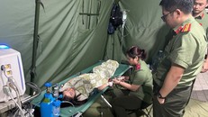 Bệnh nhân bị ngất, hạ canxi được sơ cứu tại lều y tế của Bệnh viện Công an thành phố Hà Nội.