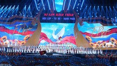 Chương trình được dàn dựng công phu, quy mô hoành tráng với sự tham gia của gần 3.000 nghệ sỹ chuyên và không chuyên. Ảnh: Trần Huấn