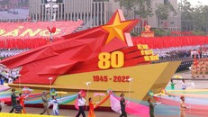 Xe mô hình biểu tượng 80 năm Ngày Cách mạng tháng Tám và Quốc khánh nước CHXHCN Việt Nam. Ảnh: Văn Điệp