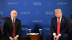 Tổng thống Nga Vladimir Putin (trái) trong cuộc họp với Tổng thống Mỹ Donald Trump tại Căn cứ Elmendorf-Richardson ở Anchorage, bang Alaska (Mỹ) ngày 15/8.