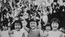 Trẻ em hân hoan rước đèn ông sao đón Tết Trung thu (Ảnh: Pinterest)