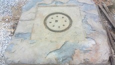 Một khối đá có dấu vết Chăm được phát hiện tại Thừa Thiên-Huế (Ảnh: Thanh Niên)