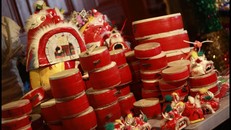 Cho đến bây giờ, chiếc trống ếch vẫn là một món quà Trung thu ngọt ngào đối với trẻ em (Ảnh: vietnamtrongtoi.net)