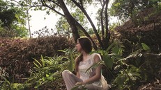 Bianca mặc chiếc áo làm từ nylon