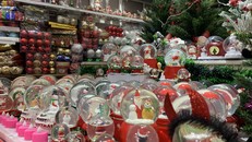 Đa phần người dân đều lựa chọn cách trang trí Giáng sinh tiết kiệm hơn so với mọi năm. Ảnh: Nguyễn Nhi 