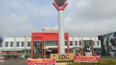 Người dân treo băng rôn trước trụ sở chủ đầu tư yêu cầu trả giấy CNQSD đất.