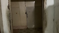 Với giá 800 nghìn đồng, người thuê sẽ được dọn vào ở bên trong căn phòng chưa đầy 7m vuông giữa trung tâm quận Nhất. Ảnh: Nguyễn Nhi. 