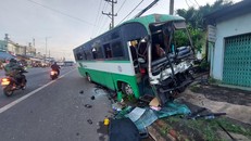 Hiện trường xe đưa đón công nhân sau ghi gây tai nạn. Ảnh: Xuân Thời