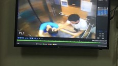 Hình ảnh nam phi công hành hung nữ thành viên ban quản lý chung cư được camera an ninh ghi lại. Ảnh: Cắt từ clip