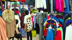 "Năm nay đúng là năm lịch sử của bán buôn" - Một tiểu thương chợ Thanh Đa chia sẻ.