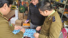 Qua kiểm tra, phát hiện tại cơ sở đang bày bán 480 chiếc bút xóa CP-02 mang nhãn hiệu Thiên Long có dấu hiệu giả mạo