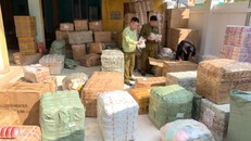 Cơ quan chức năng kiểm tra hàng hóa chưa rõ nguồn gốc trên xe thư báo chuyển phát nhanh J&T