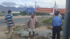 Ông Chở (giữa) ngăn cản thì bất ngờ bị khởi tố về hành vi chống người thi hành công vụ.