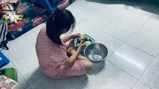 Bị cho nghỉ việc trước Tết, chị My cho biết, đang đi tìm việc thời vụ để kiếm thêm cuối năm