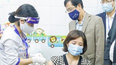 Người được tiêm đầu tiên ở Hải Dương là nhân viên y tế Phạm Thị Tuyết Nhung, 40 tuổi.