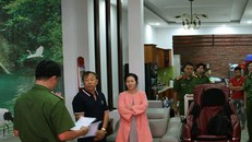 Công an đọc lênh bắt khẩn cấp vợ chồng Giám đốc công ty Vân Trúc. Ảnh: Công an Đồng Nai cung cấp