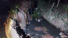 Dòng nước đen ngòm chảy ra từ cống khu dân cư A1C1.