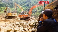 Người thân nạn nhân vụ sạt lở thủy điện Rào Trăng 3 ngồi đợi tin tức tìm kiếm. Ảnh: Nguyễn Khắc Thành