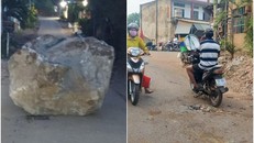 Xe ben làm rơi tảng đá mồ côi nặng cả tấn xuống đường.