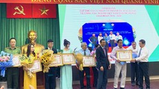 UBND TP.HCM tặng bằng khen cho các cá nhân, tổ chức tại buổi lễ.