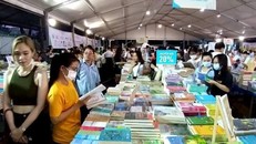 Người trẻ tham quan, mua sách trong ngày khai mạc.