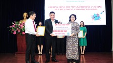 Ông Nguyễn Nam Hiền - Phó Tổng Giám đốc Tập đoàn Hưng Thịnh trao bảng tượng trưng ủng hộ 50 tỷ đồng kinh phí mua vắc-xin phòng ngừa Covid-19 cho bà Tô Thị Bích Châu, Chủ tịch Ủy ban Mặt trận Tổ quốc Việt Nam TP.HCM.