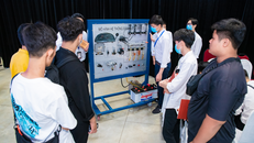 Ngành Công nghệ Ô tô trưng bày mô hình hệ thống đánh lửa, giúp các em hiểu rõ hơn về hoạt động của ô tô cũng như phần nào tiếp cận với quy trình sản xuất thực tế.