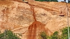 Mùa mưa đang đến gần và tình trạng khai thác đất của Công ty Minh Minh Đạt khiến nhiều người lo lắng xảy ra sạt lở.