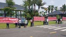 Cư dân dự án Bella Vista căng băng rôn trước trụ sở Trần Anh Group yêu cầu bàn giao sổ đỏ.