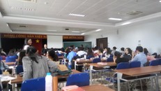 Các hoạt động tập trung trên 30 người bị tạm dừng từ 18h ngày 7/5. (Ảnh minh họa)