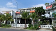 Cư dân dự án Bella Villa căng băng rôn trước nhà để đòi quyền lợi.