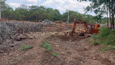 Xây dựng trái phép và xả thải chăn nuôi tiếp tục bức tử suối Sông Nhạn.