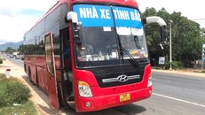 Chiếc xe khách chở 5 người Trung Quốc nhập cảnh trái phép. Ảnh: CA Đồng Nai cung cấp