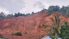 Xe cuốc đất bất chấp nguy hiểm để hoạt động.