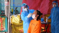 Nhân viên y tế đang lấy mẫu xét nghiệm mở rộng các nhân khẩu tại huyện Nhà Bè. (Ảnh: Phú Khánh)