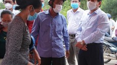 Lãnh đạo tỉnh Quảng Ngãi đi kiểm tra một chốt kiểm soát y tế.