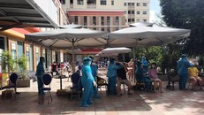 Lực lượng Y tế tiến hành lấy mẫu tầm soát Covid-19 tại chung cư Đức Khải (quận 7, TP.HCM).